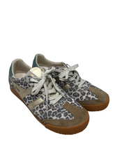 Load image into Gallery viewer, Sneakers/Athletic