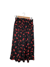 Load image into Gallery viewer, Crop Pants
