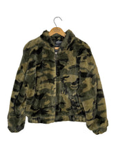 Load image into Gallery viewer, Size Medium Green Camoflage Fleece Jacket
